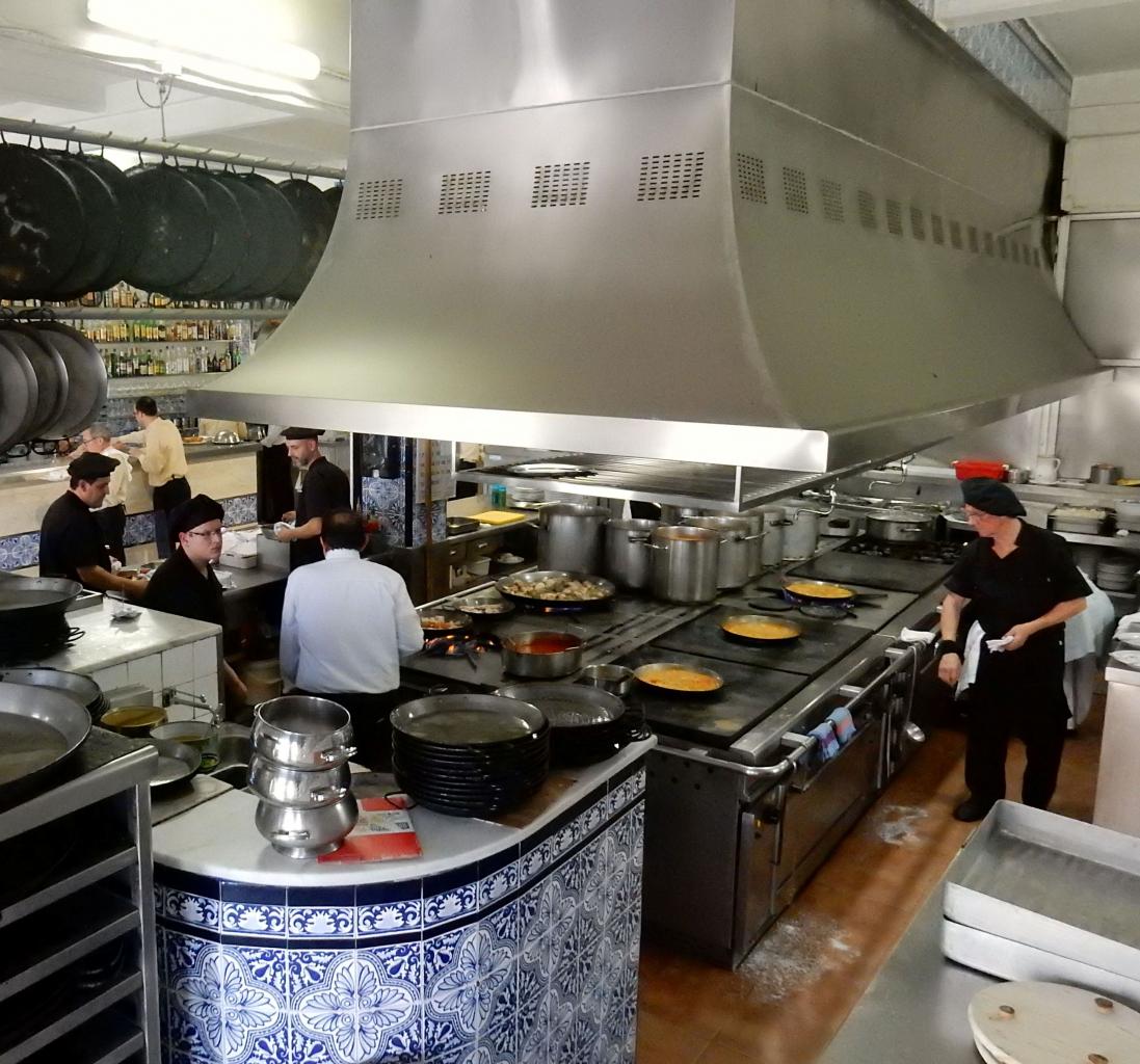 Valencia restaurant mit paella photo Bob Driessen