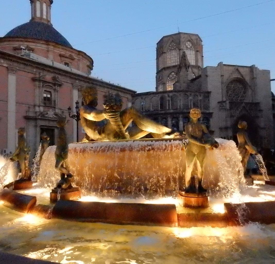 Valencia Plaza de la Virgen in der nacht photo Bob Driessen